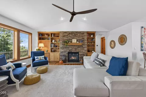 Living - 577 NW Greyhawk Ave, Bend, OR 97703 photo 4 of 7