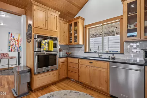 Kitchen - 577 NW Greyhawk Ave, Bend, OR 97703 photo 2 of 5