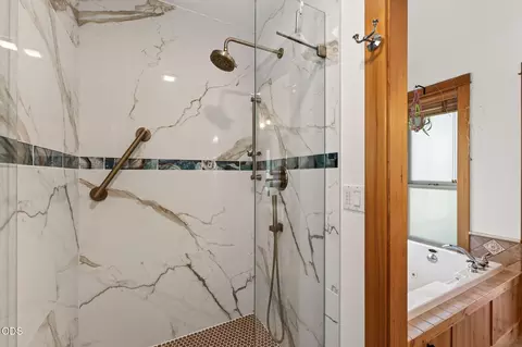 Bath - 577 NW Greyhawk Ave, Bend, OR 97703 photo 3 of 5