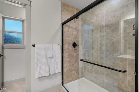 Bath - 1713 NW Precision Ln, Bend, OR 97703 photo 3 of 4