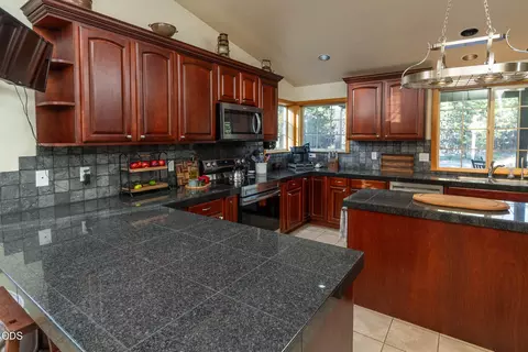 Kitchen - 15533 Emerald Dr, La Pine, OR 97739 photo 1 of 4
