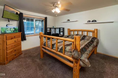 Bedroom - 15533 Emerald Dr, La Pine, OR 97739 photo 2 of 3