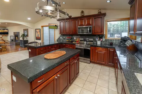 Kitchen - 15533 Emerald Dr, La Pine, OR 97739 photo 3 of 4