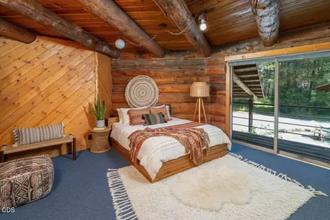 Bedroom - 54685 Silver Fox Dr, Bend, OR 97707 photo 2 of 3