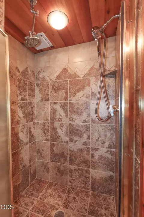 Bath - 54685 Silver Fox Dr, Bend, OR 97707 photo 1 of 1