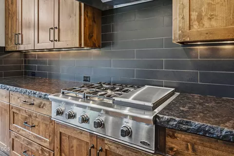 Kitchen - 56240 Trailmere Cir, Bend, OR 97707 photo 7 of 9
