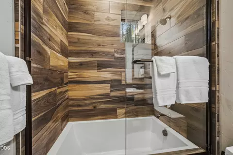 Bath - 56240 Trailmere Cir, Bend, OR 97707 photo 7 of 8
