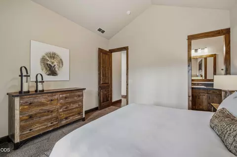 Bedroom - 56240 Trailmere Cir, Bend, OR 97707 photo 6 of 16
