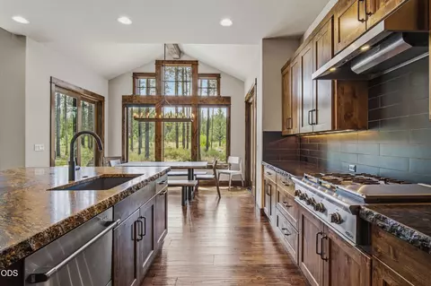 Kitchen - 56240 Trailmere Cir, Bend, OR 97707 photo 9 of 9