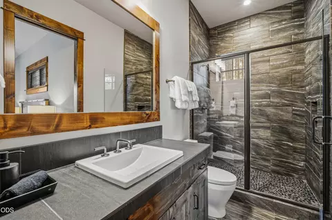 Bath - 56240 Trailmere Cir, Bend, OR 97707 photo 4 of 8