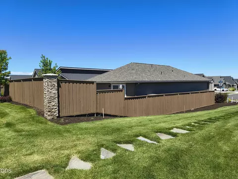Exterior - 3895 NE Oakside Loop, Bend, OR 97701 photo 8 of 10