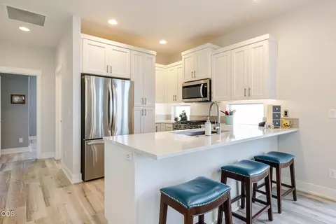 Kitchen - 3895 NE Oakside Loop, Bend, OR 97701 photo 1 of 2