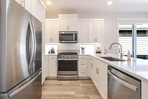 Kitchen - 3895 NE Oakside Loop, Bend, OR 97701 photo 2 of 2