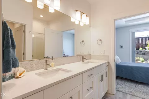 Bath - 3895 NE Oakside Loop, Bend, OR 97701 photo 1 of 1
