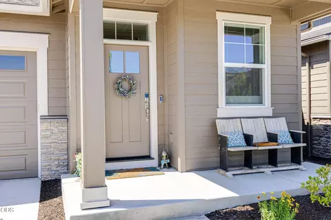 Exterior - 3895 NE Oakside Loop, Bend, OR 97701 photo 7 of 10