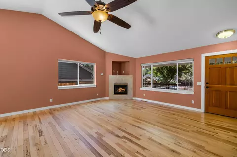 Living - 20729 Nicolette Dr, Bend, OR 97701 photo 2 of 4