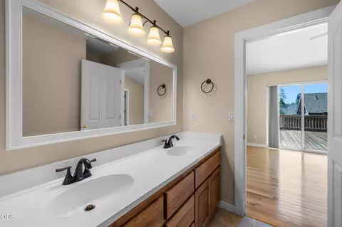 Bath - 20729 Nicolette Dr, Bend, OR 97701 photo 3 of 3