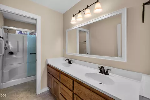Bath - 20729 Nicolette Dr, Bend, OR 97701 photo 2 of 3