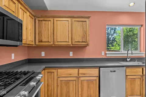 Kitchen - 20729 Nicolette Dr, Bend, OR 97701 photo 2 of 3