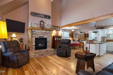 Living - 51889 Pine Loop Dr, La Pine, OR 97739 photo 1 of 3