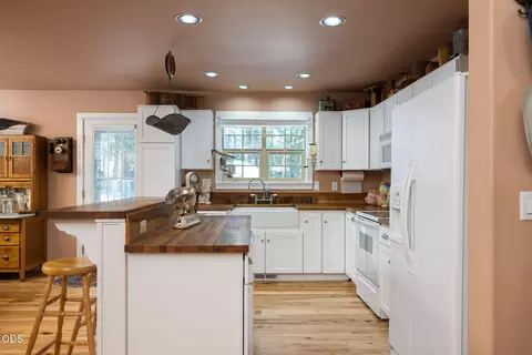 Kitchen - 51889 Pine Loop Dr, La Pine, OR 97739 photo 1 of 2