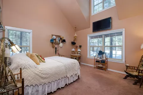Bedroom - 51889 Pine Loop Dr, La Pine, OR 97739 photo 1 of 3