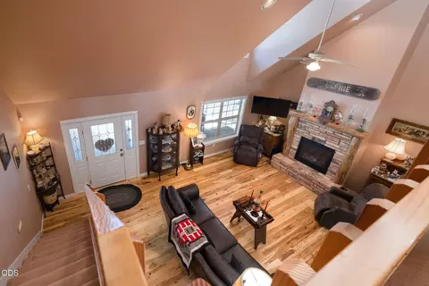 Living - 51889 Pine Loop Dr, La Pine, OR 97739 photo 3 of 3