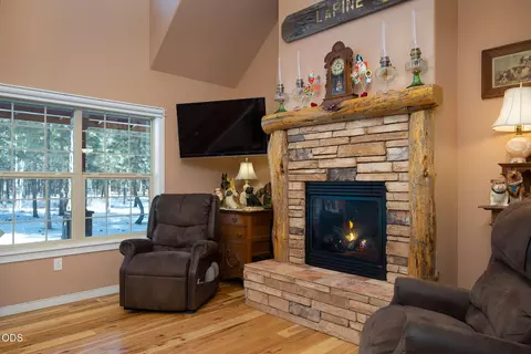 Living - 51889 Pine Loop Dr, La Pine, OR 97739 photo 2 of 3