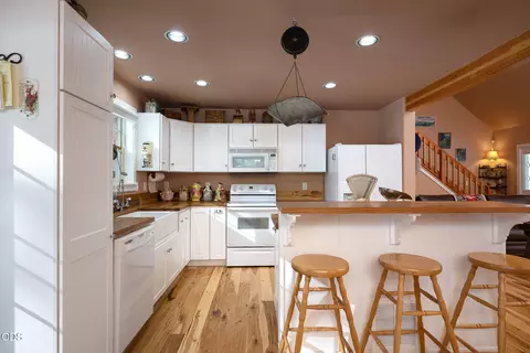 Kitchen - 51889 Pine Loop Dr, La Pine, OR 97739 photo 2 of 2