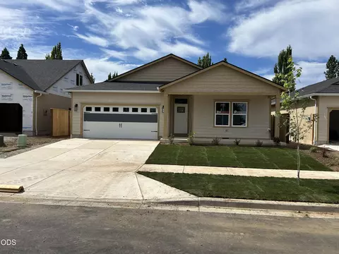 2217 Piazza Dr, Medford, OR 97501