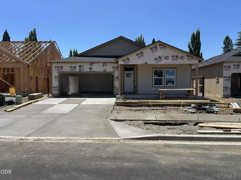 2217 Piazza Dr, Medford, OR 97501