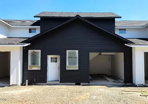 203 Bogey Ln, Eagle Point, OR 97524