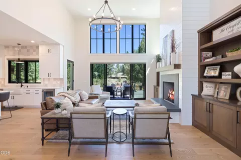 Living - 61546 Hosmer Lake Dr, Bend, OR 97702 photo 1 of 5