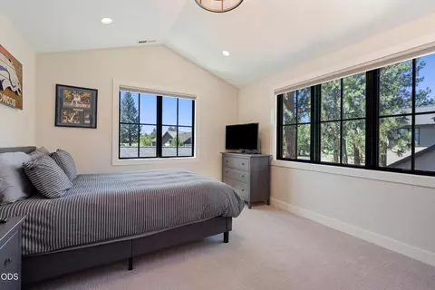 Bedroom - 61546 Hosmer Lake Dr, Bend, OR 97702 photo 5 of 7