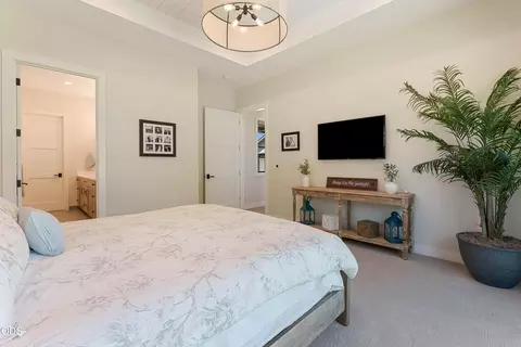 Bedroom - 61546 Hosmer Lake Dr, Bend, OR 97702 photo 2 of 7