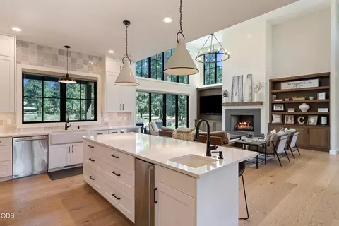 Kitchen - 61546 Hosmer Lake Dr, Bend, OR 97702 photo 8 of 9