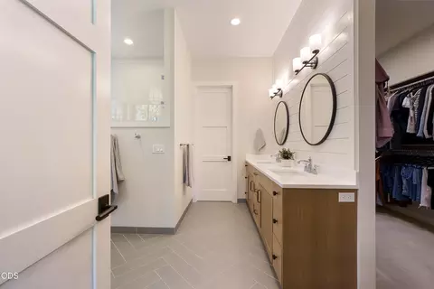 Bath - 61546 Hosmer Lake Dr, Bend, OR 97702 photo 1 of 9