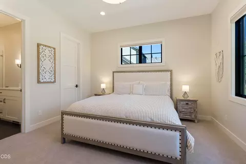 Bedroom - 61546 Hosmer Lake Dr, Bend, OR 97702 photo 4 of 7