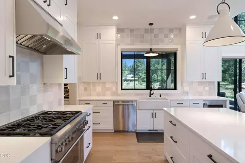 Kitchen - 61546 Hosmer Lake Dr, Bend, OR 97702 photo 5 of 9