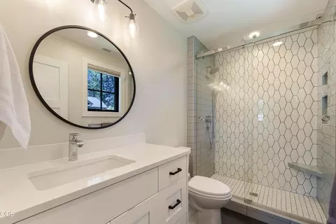 Bath - 61546 Hosmer Lake Dr, Bend, OR 97702 photo 9 of 9
