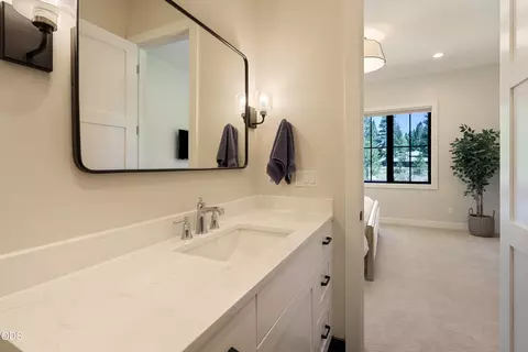 Bath - 61546 Hosmer Lake Dr, Bend, OR 97702 photo 5 of 9
