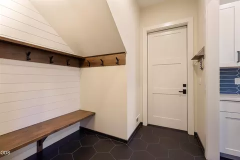 Entry Way - 61546 Hosmer Lake Dr, Bend, OR 97702 photo 2 of 2