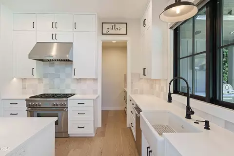 Kitchen - 61546 Hosmer Lake Dr, Bend, OR 97702 photo 6 of 9