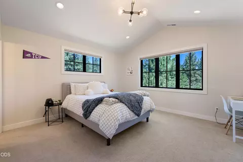 Bedroom - 61546 Hosmer Lake Dr, Bend, OR 97702 photo 6 of 7