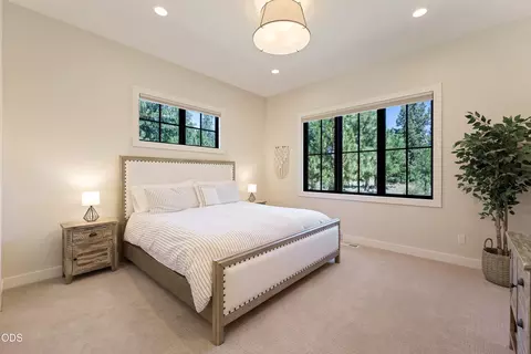 Bedroom - 61546 Hosmer Lake Dr, Bend, OR 97702 photo 3 of 7