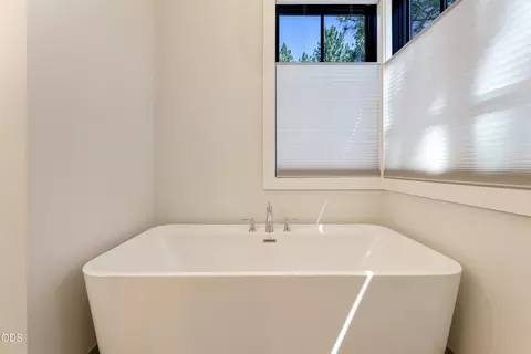 Bath - 61546 Hosmer Lake Dr, Bend, OR 97702 photo 3 of 9
