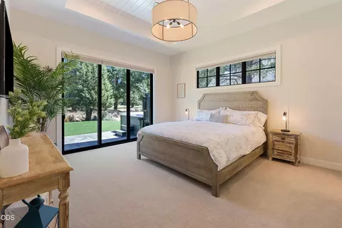Bedroom - 61546 Hosmer Lake Dr, Bend, OR 97702 photo 1 of 7