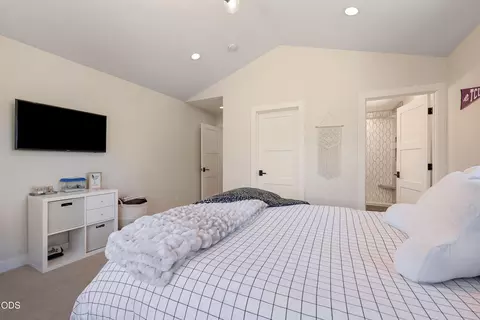 Bedroom - 61546 Hosmer Lake Dr, Bend, OR 97702 photo 7 of 7