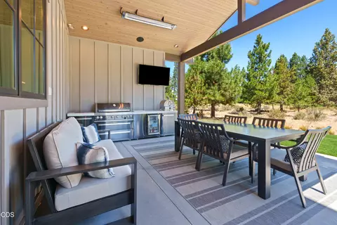 Exterior - 61546 Hosmer Lake Dr, Bend, OR 97702 photo 3 of 5