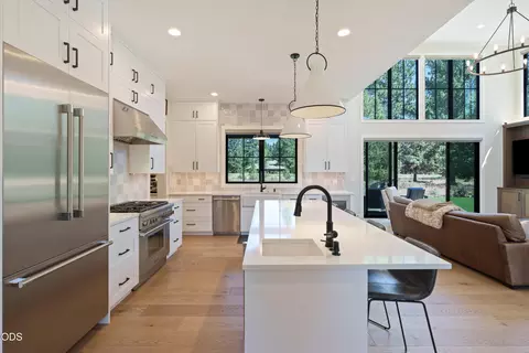 Kitchen - 61546 Hosmer Lake Dr, Bend, OR 97702 photo 4 of 9